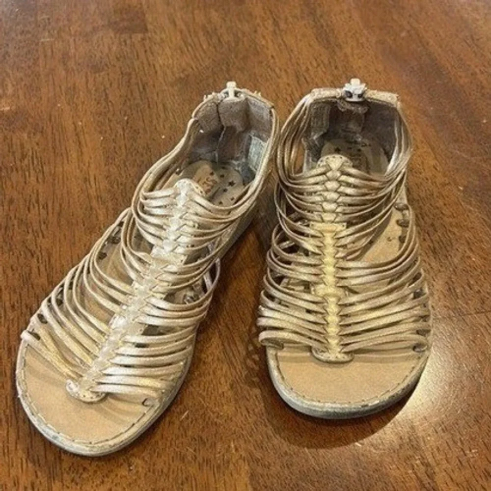 Seychelles Gladiator Sandals Strappy Metallic Gold Back Zipper Closure Youth‎ 10